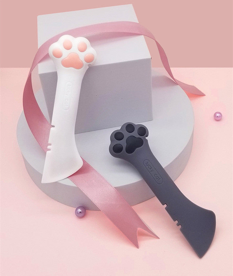 Serving pâté with the spoon